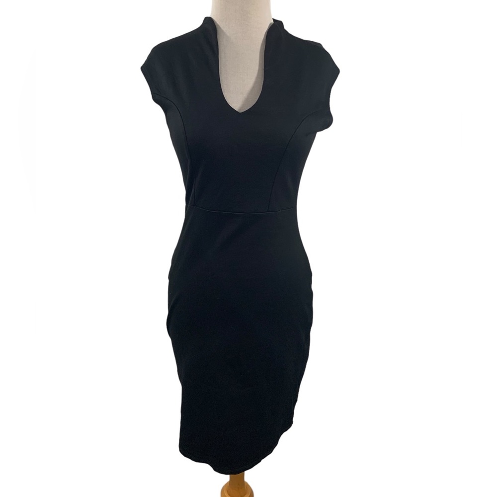 V-neck black dress, zipper back, EUC sleeveless nylon rayon and spandex …